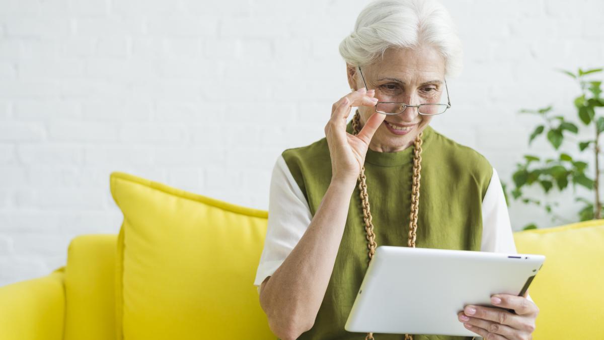 portrait-happy-senior-woman-looking-digital-tablet_67421400
