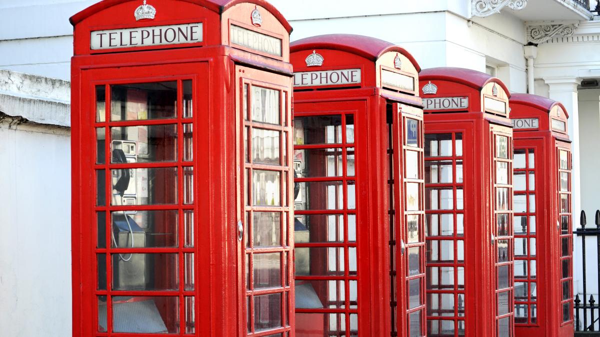 row-red-telephone-boxes-london-street_19030800