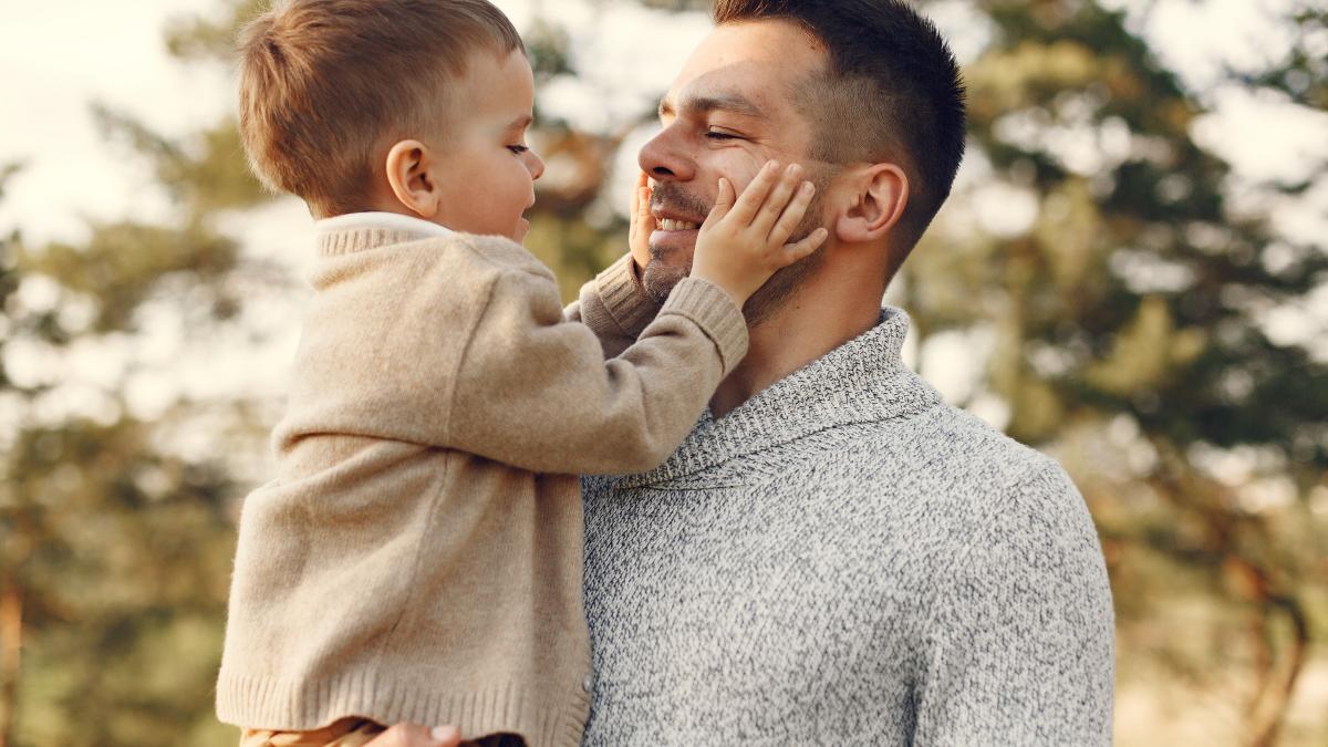 cute-family-playing-summer-field_57092500