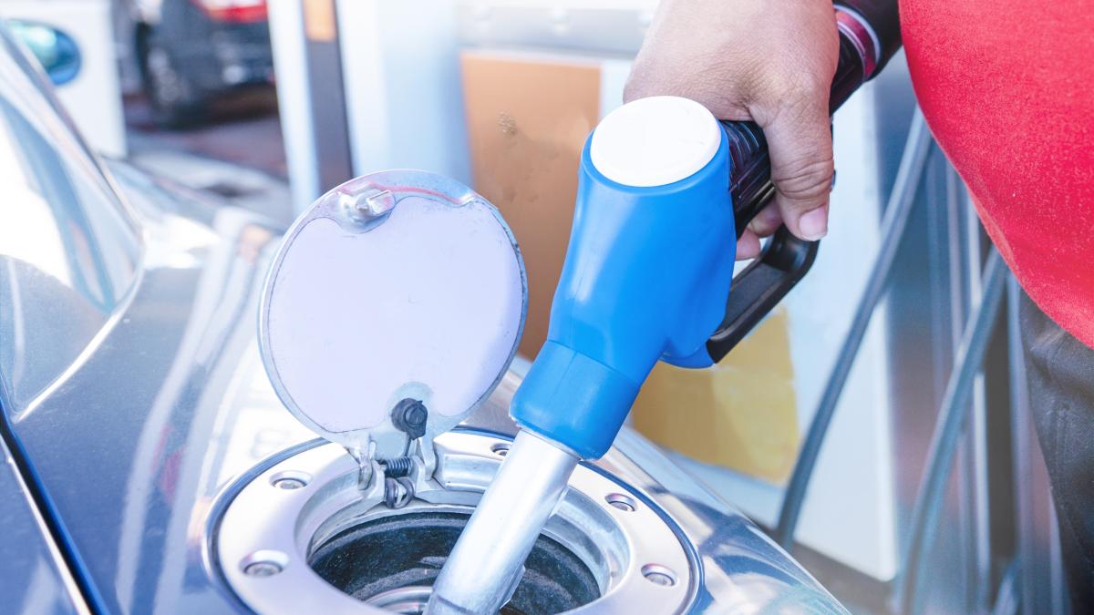 closeup-filling-car-with-fuel-station_27511300