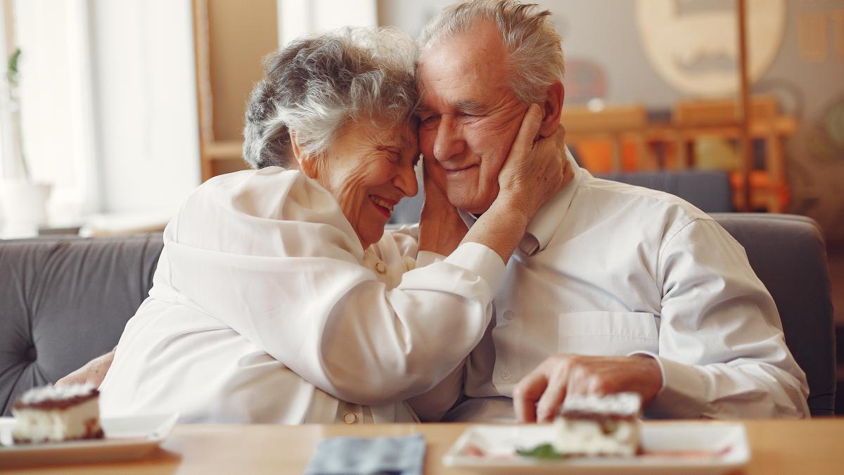 beautiful-old-couple-sitting-cafe_48028000