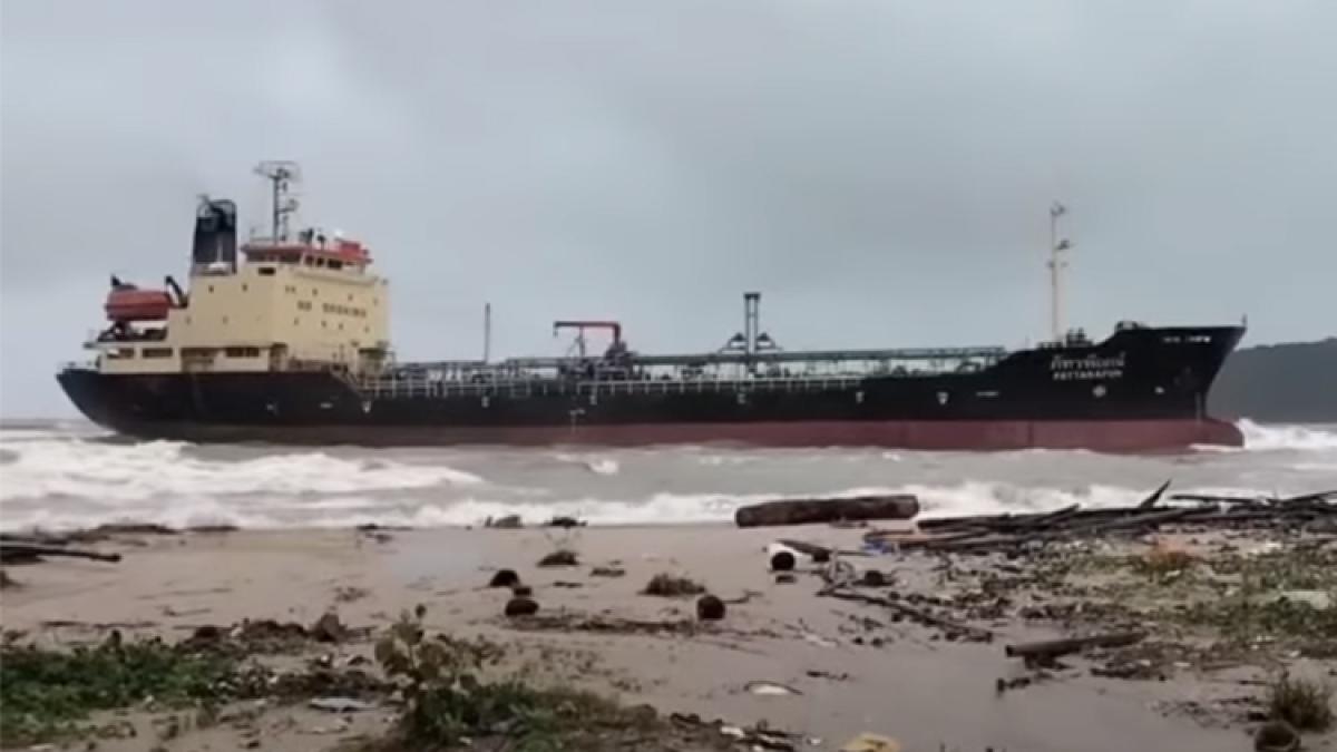 Un petrolier a eșuat pe cea mai frumoasă plajă din Thailanda