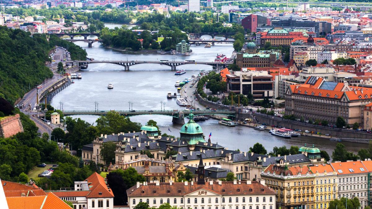 view-colorful-city-with-river_32507400