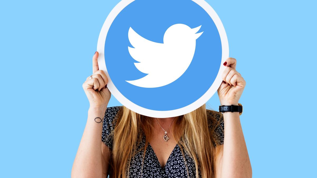 woman-showing-twitter-icon_62651300