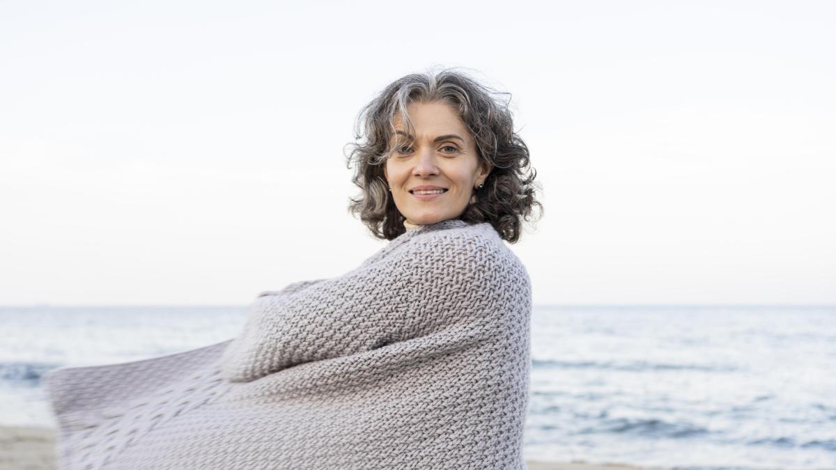 beautiful-senior-woman-enjoying-her-time-beach_04611300