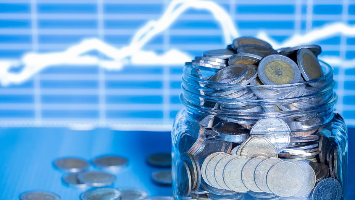 double-exporsure-stacked-coins-night-with-graph_03040500