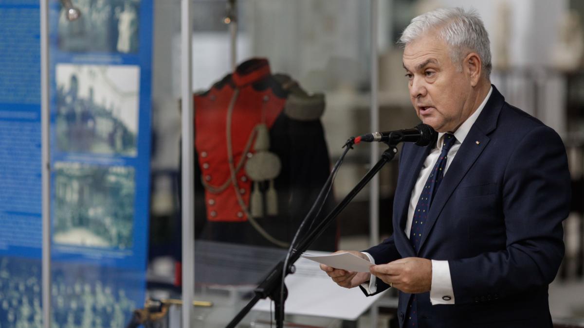 ministrul-apararii-nationale-la-vernisajul-expozitiei-prc-e2prc-80prc-9emisiunile-militare-franceze-in-romania_foto_inquam_octav-ganea_2_33874200