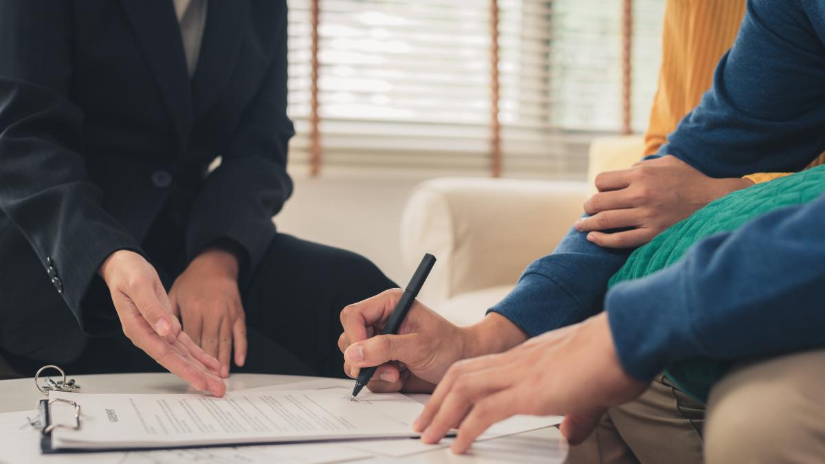 happy-young-asian-couple-realtor-agent_48055400