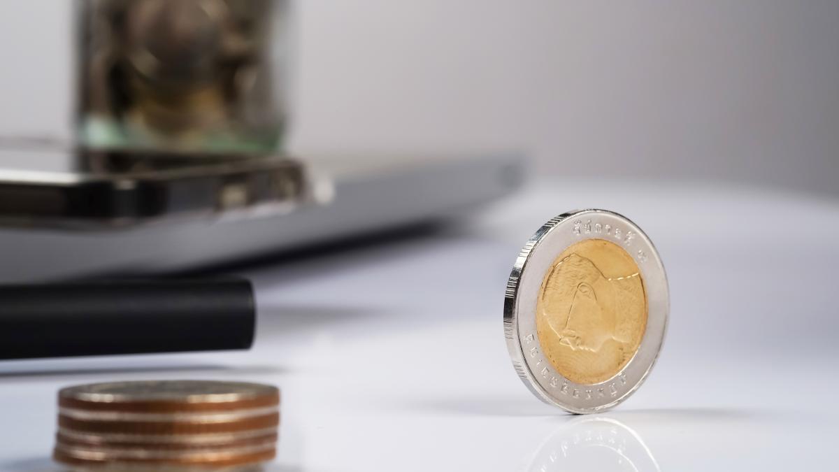 busines-finance-money-bookkeeping-concept-coins-office-table_46590400