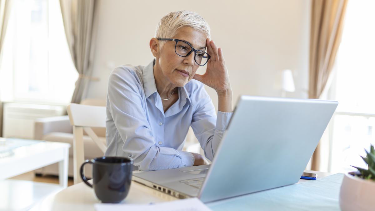 mature-business-woman-concerned-thinking-about-online-problemfrustrated-worried-senior-middle-aged-female-suffering-from-memory-loss_34598000