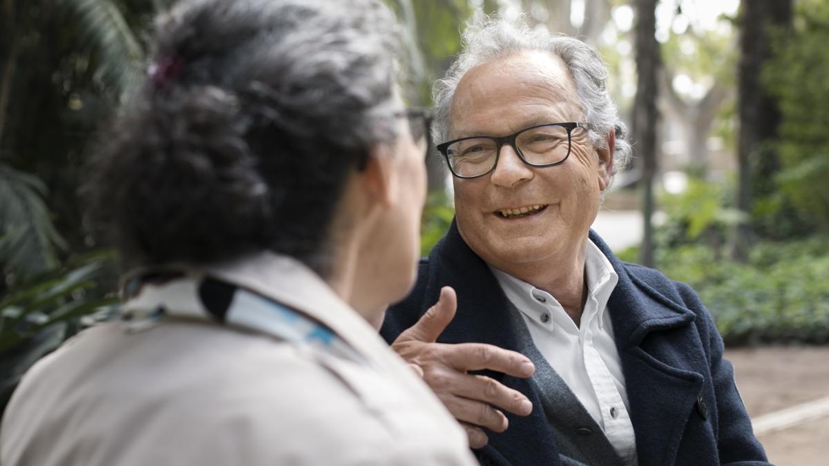 medium-shot-happy-old-people-dating_26448700