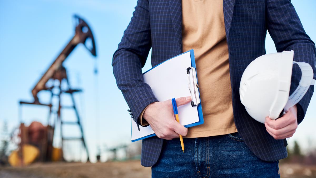 cropped-snapshot-inspector-oil-field-holding-folder-notes-helmet-1_17187800