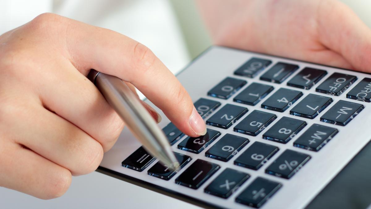 portrait-woman-with-calculator-pen_18875000
