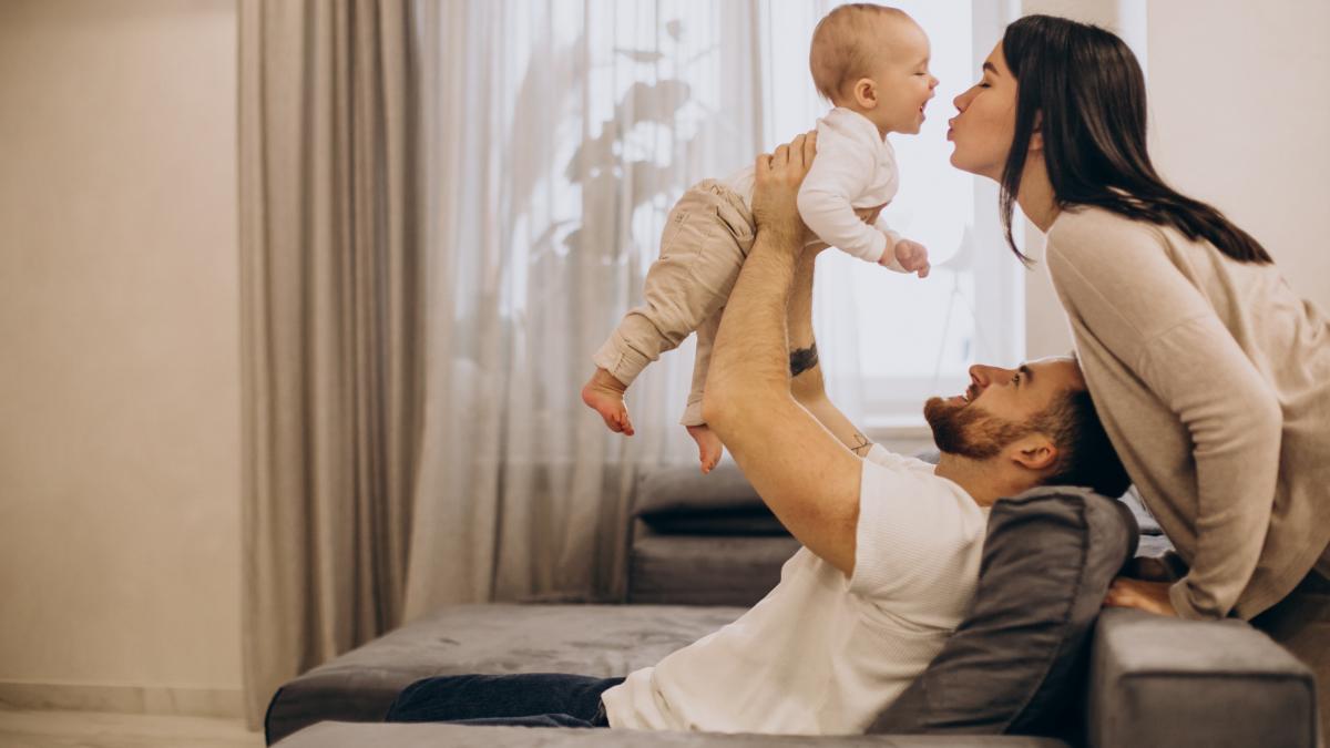 young-family-with-toddler-baby-daughter-sitting-coach-home_09335900