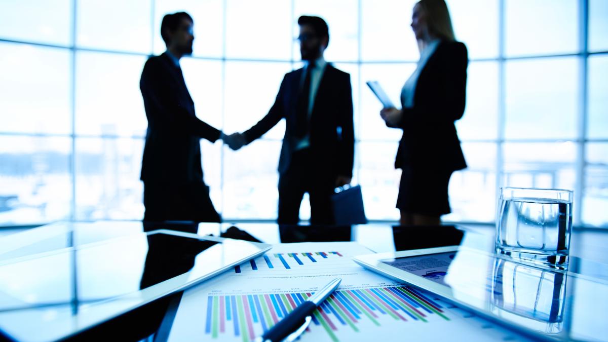 close-up-bar-graph-with-executives-negotiating-background_01317400