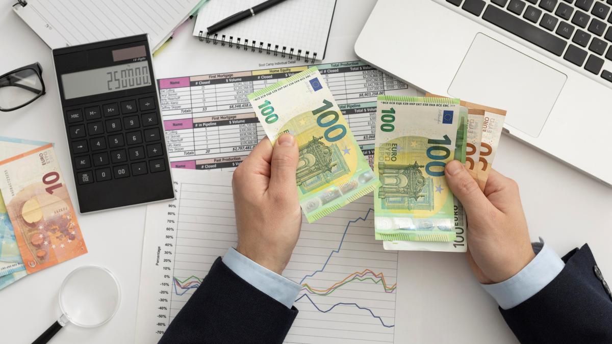 flat-lay-business-man-checking-finance-manners-1_17301200