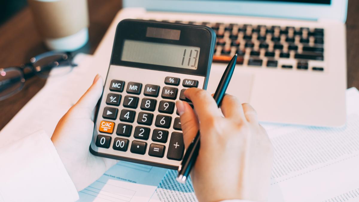 manager-office-paper-human-glasses_82811300