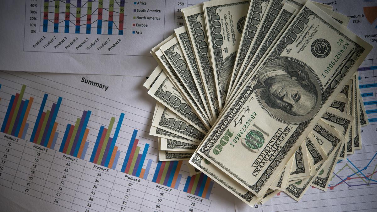 billie-dollar-with-business-chart_43053500