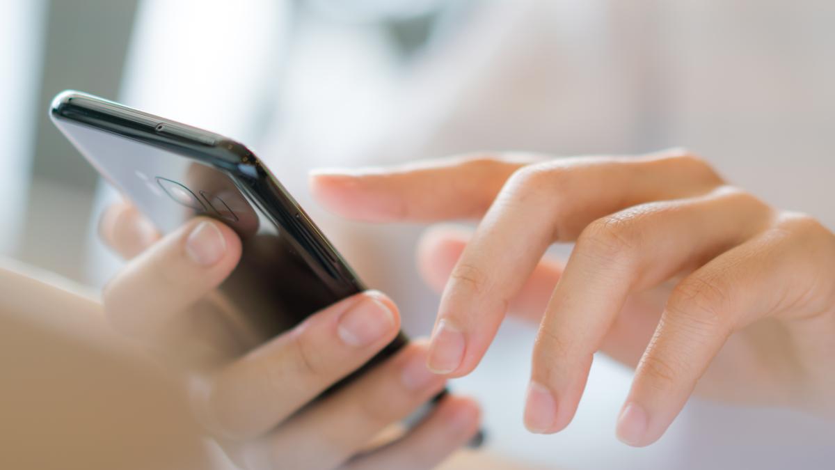 business-hand-with-mobile-phone_33800700