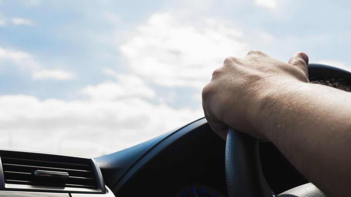 man-driving-car-using-one-hand_05456700