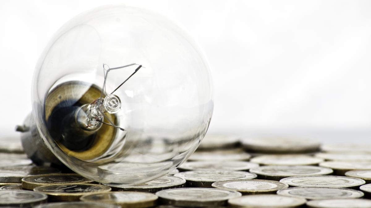 filament-bulb-lying-euro-coins_90773900