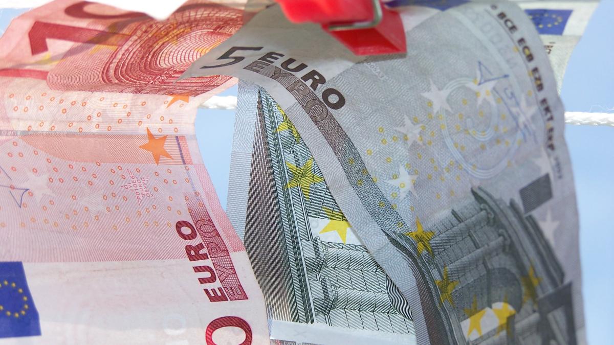 money-at-clothesline-rotary-clothes-drier-1237285_25464900