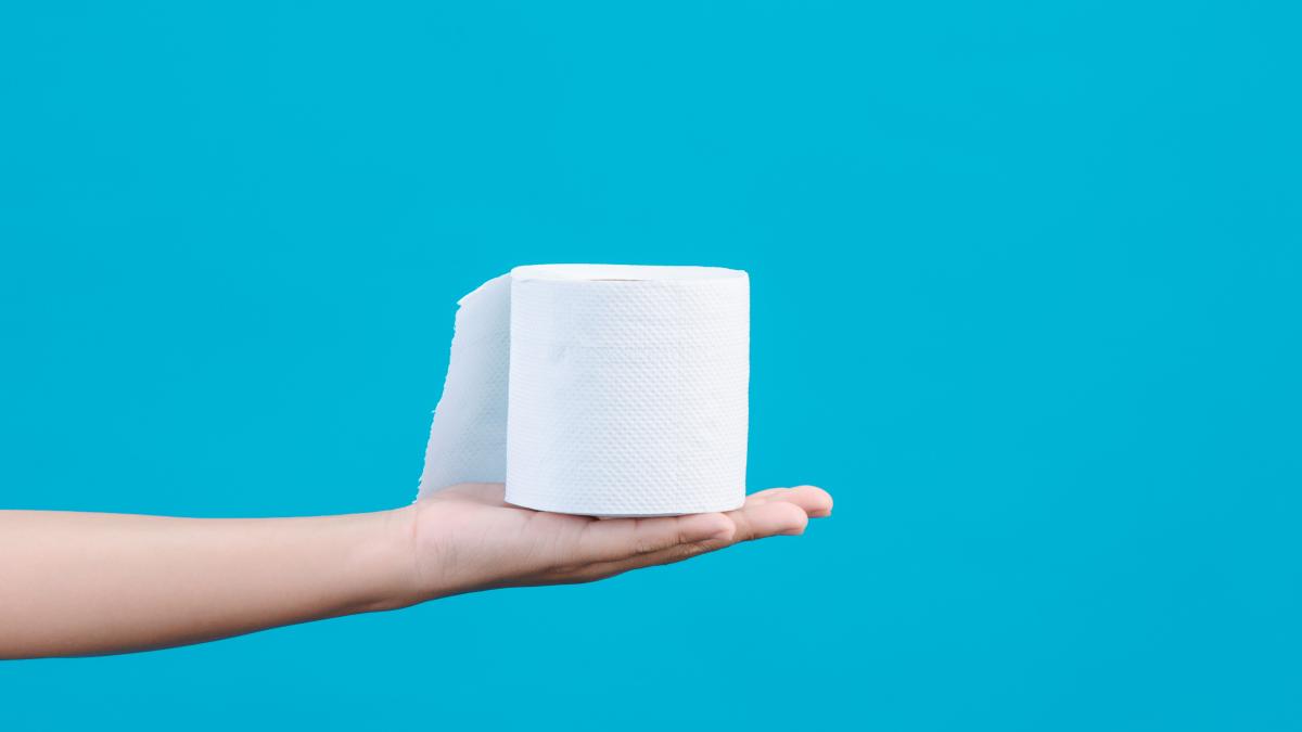 girl-wearing-white-pajamas-holding-rolltissue-paper-hand-blue_03137000