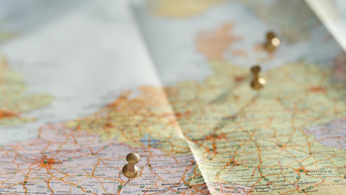 traveling-map-with-golden-pins_82592400