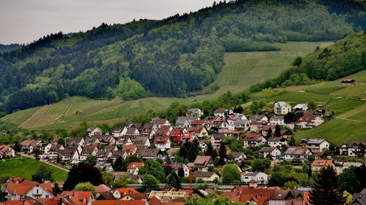 colorful-landscape-view-little-village-kappelrodeck-black-forest-mountains-germany_54323400