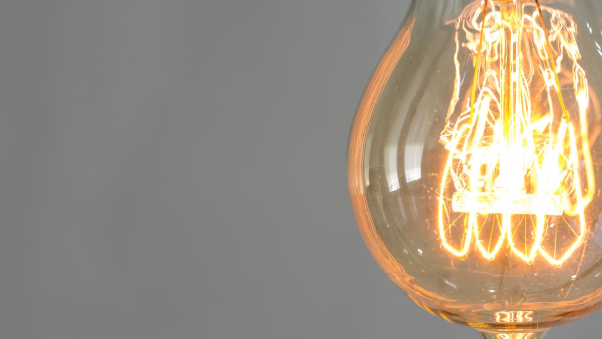 light-bulb-close-up_18024700