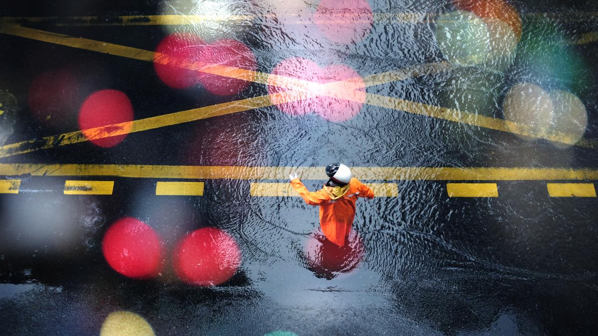 traffic-police-standing-rain_71513100