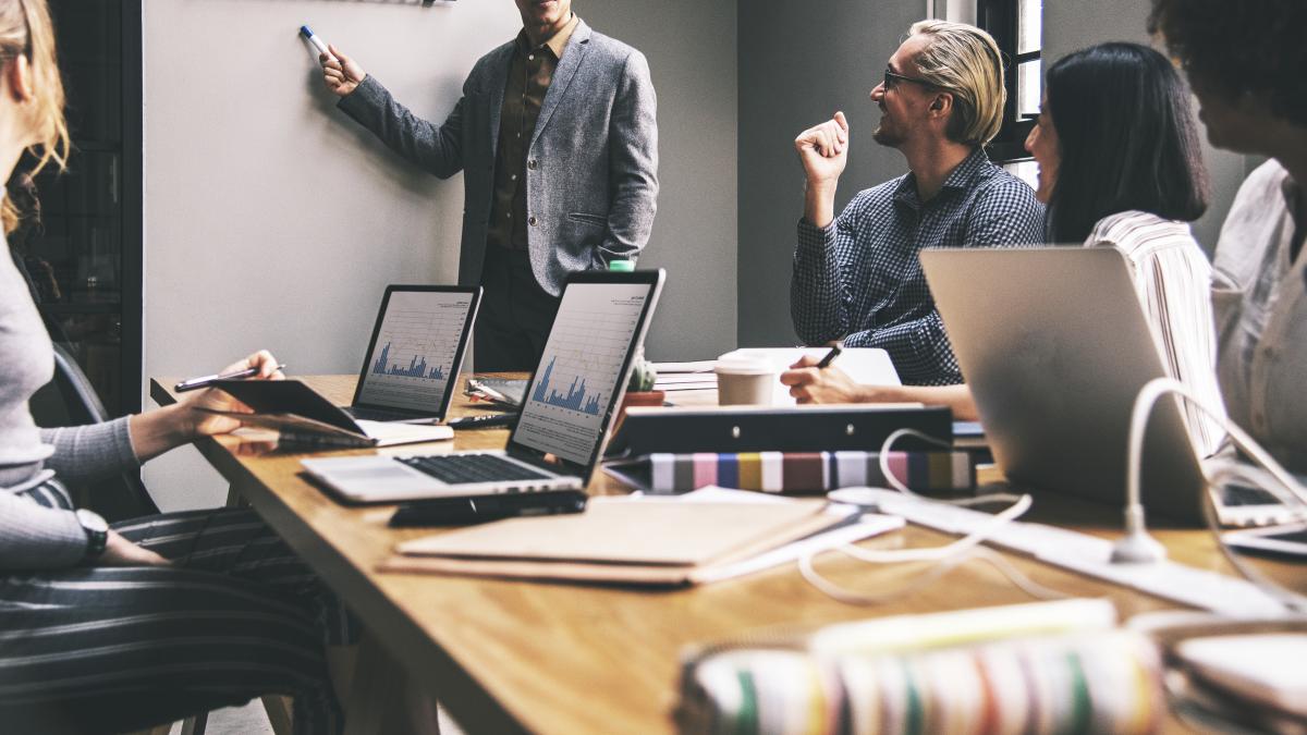 group-diverse-people-having-business-meeting_00391900