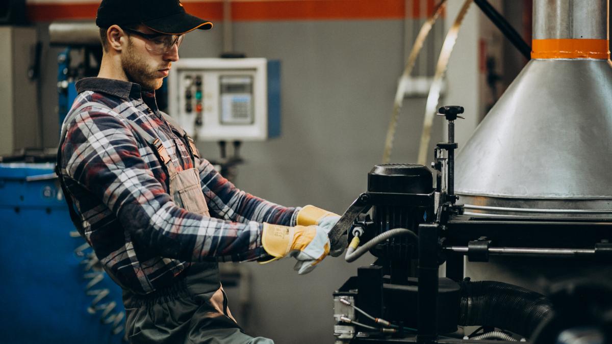 man-working-steel-fatory-equipment-steel-production_87614400