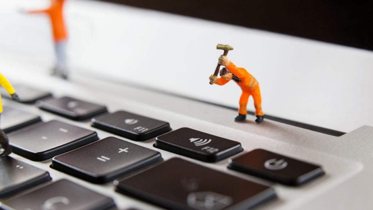 miniature-workmen-repairing-laptop-keyboard_79163300
