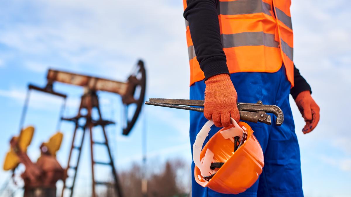 oil-worker-orange-uniform-helmet-background-pump-jack-blue-sky_20432000