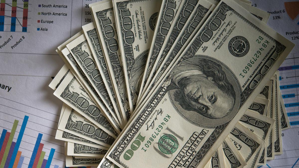 billie-dollar-with-business-chart_63159000