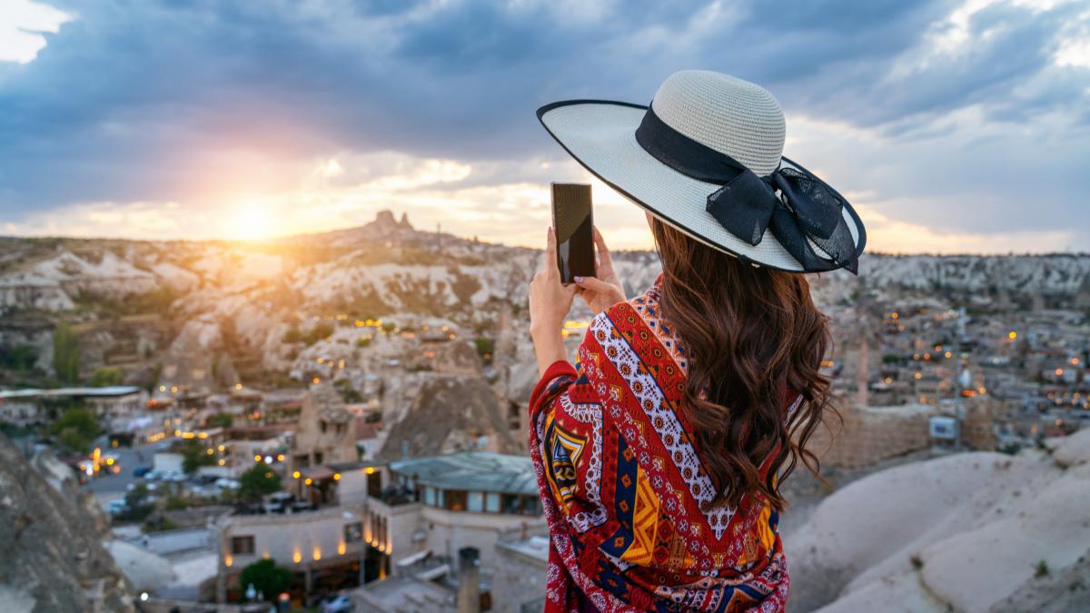 woman-take-photo-with-her-smartphone-goreme-cappadocia-turkey_52459500