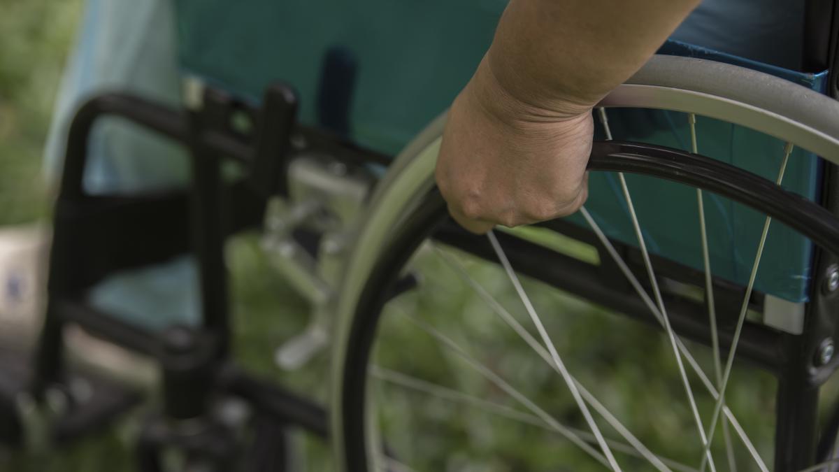 close-up-lonely-elderly-woman-sitting-wheelchair-garden-hospital_07395100
