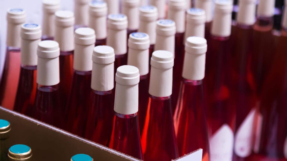 many-wine-bottles_08190300