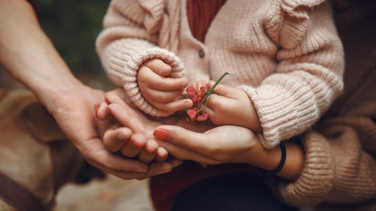 cute-stylish-family-playing-autumn-field_15536800