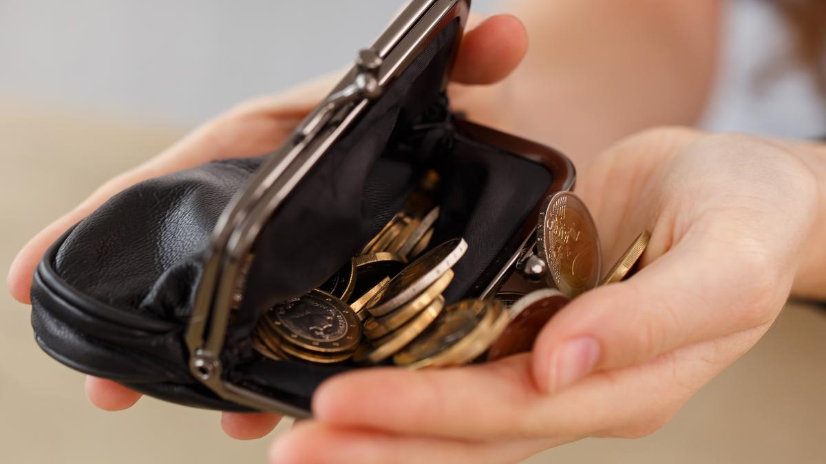 money-finance-woman-with-wallet-4_10232300