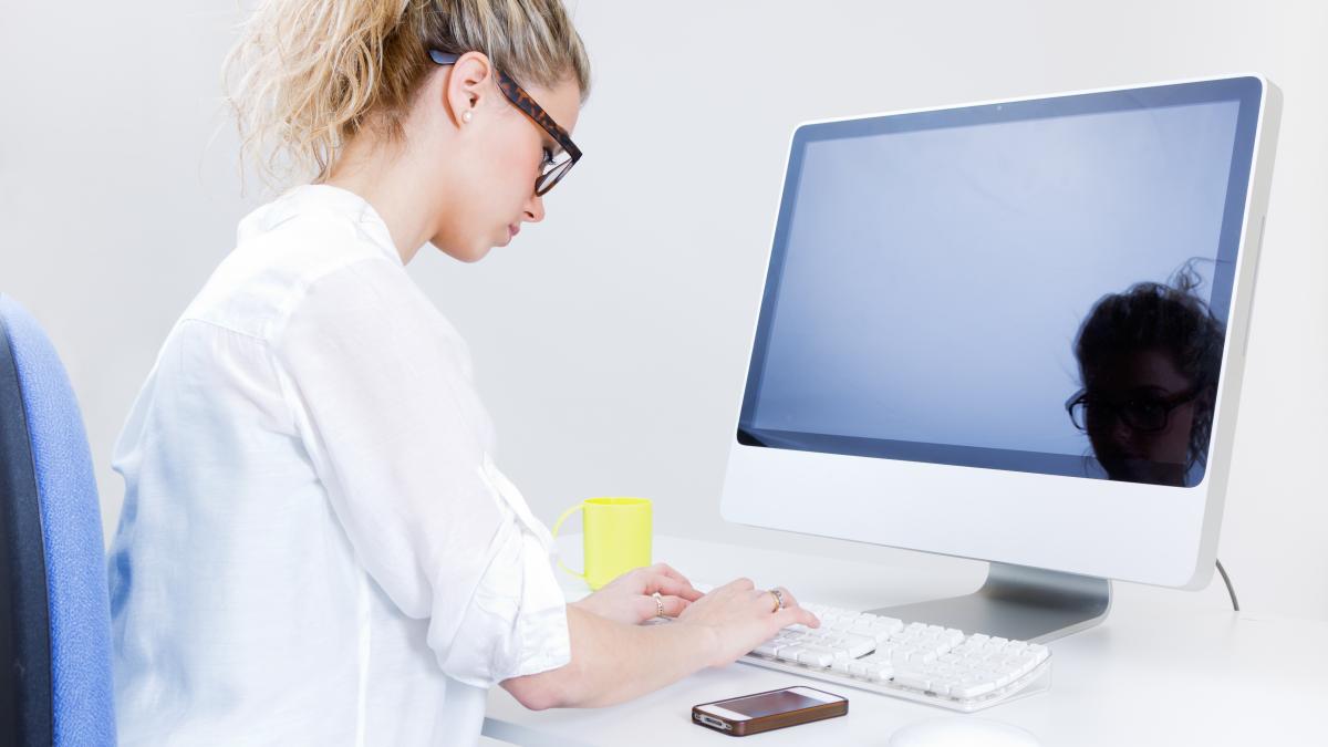 young-woman-working-from-home-computer_87093700
