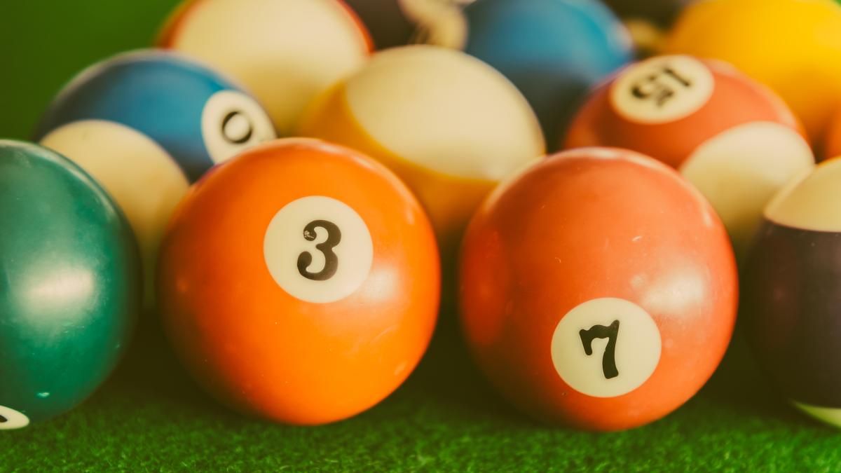 colorful-pool-balls_92151700