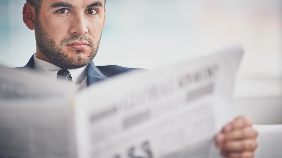 close-up-businessman-holding-newspaper_47994800