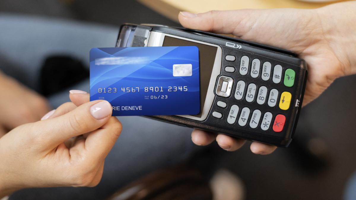 person-paying-with-its-credit-card-1_33219700