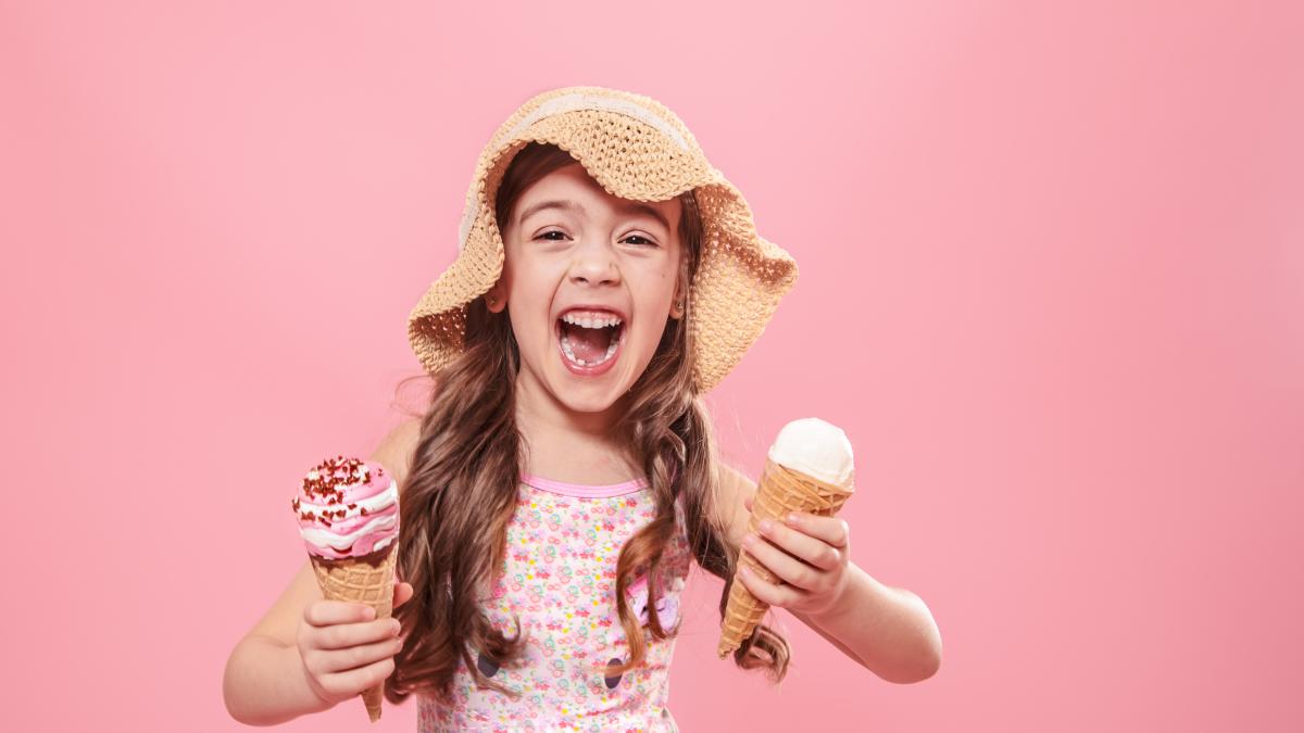 portrait-little-cheerful-girl-with-ice-cream-colored-background_15749100