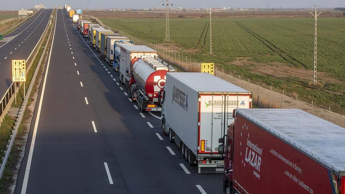 camioane_autostrada_03002100