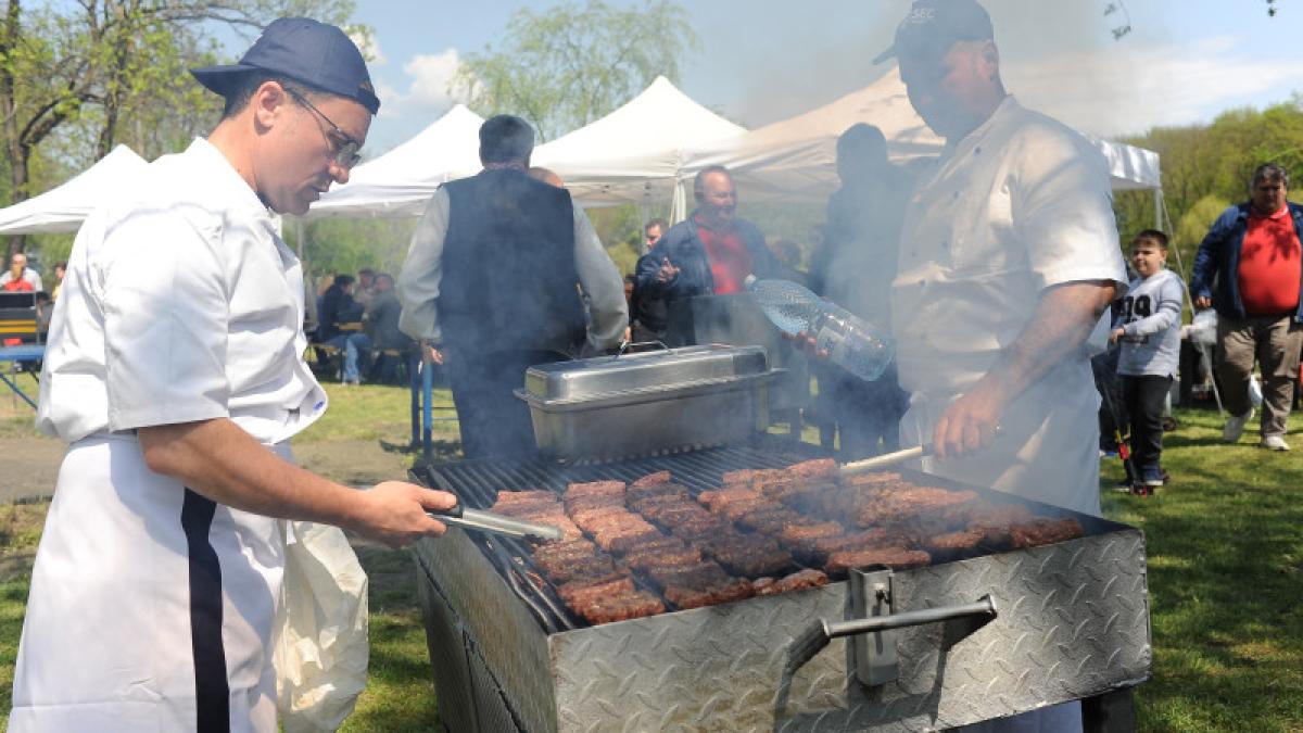 mici-pe-gratar_60473100