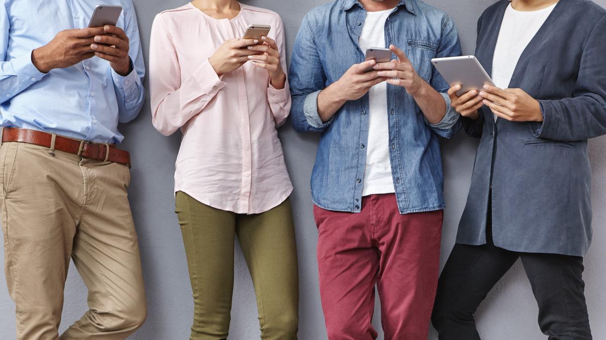 group-people-with-smartphones-tablets_10379300