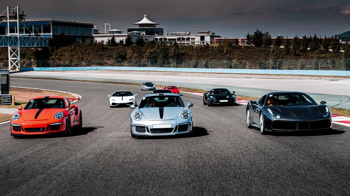 sport-cars-parade-race-highway_70870800